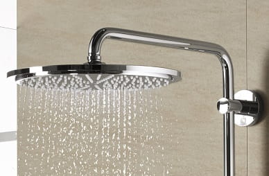 Das Bild zeigt ein Duschsystem Aufputz mit einem großen Regenduschkopf
