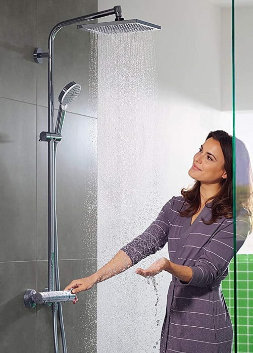 Diese Bild zeigt eine Frau mit dem Aufputz Duschsystem Hansgrohe Crometta E240