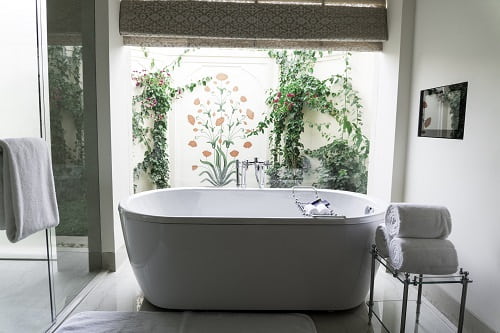 Dieses Bild zeigt eine freistehende Badewanne in einem neuem Badezimmer