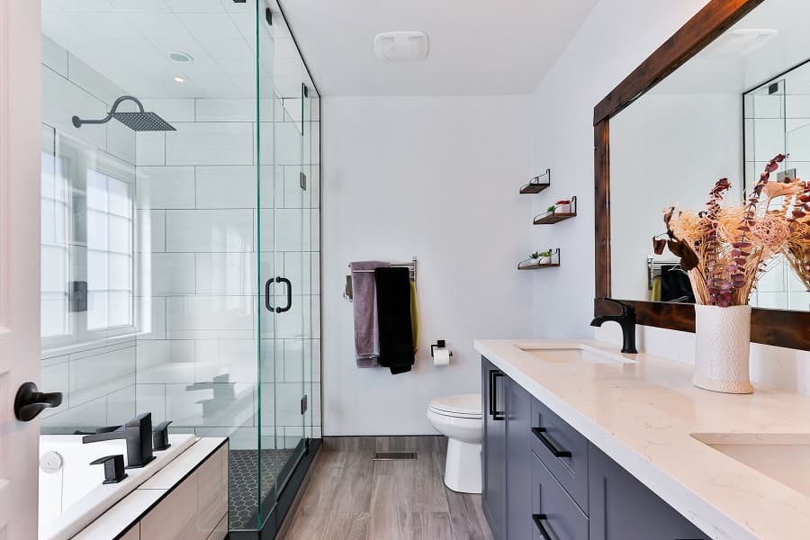 Das Bild zeigt ein neues Badezimmer mit Fliesen Dusche und Waschbereich