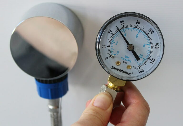 Wasserdruck im Haus messen, erhöhen, senken & berechnen