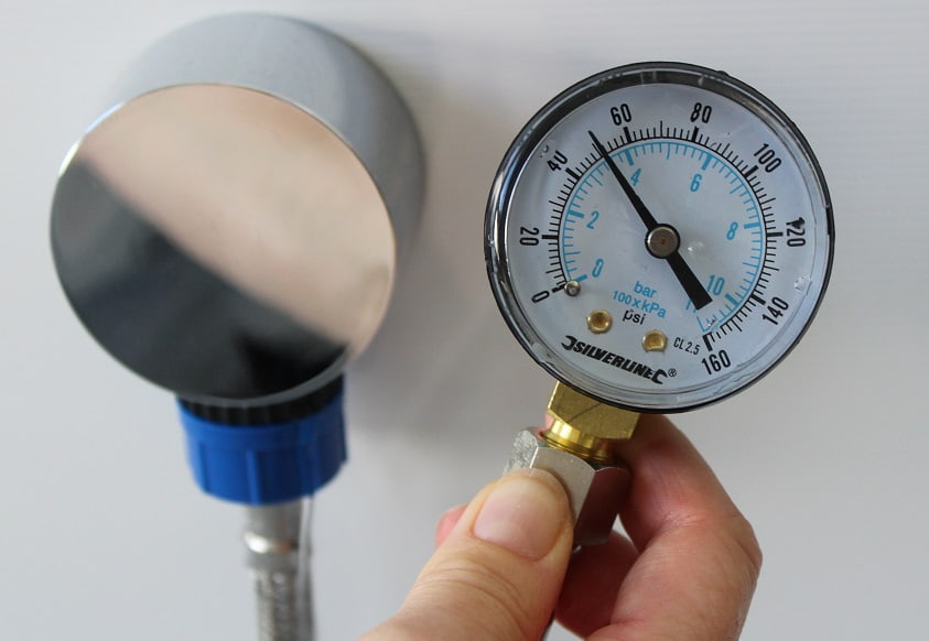 Wasserdruck im Haus berechnen, messen erhöhen und senken, Manometer